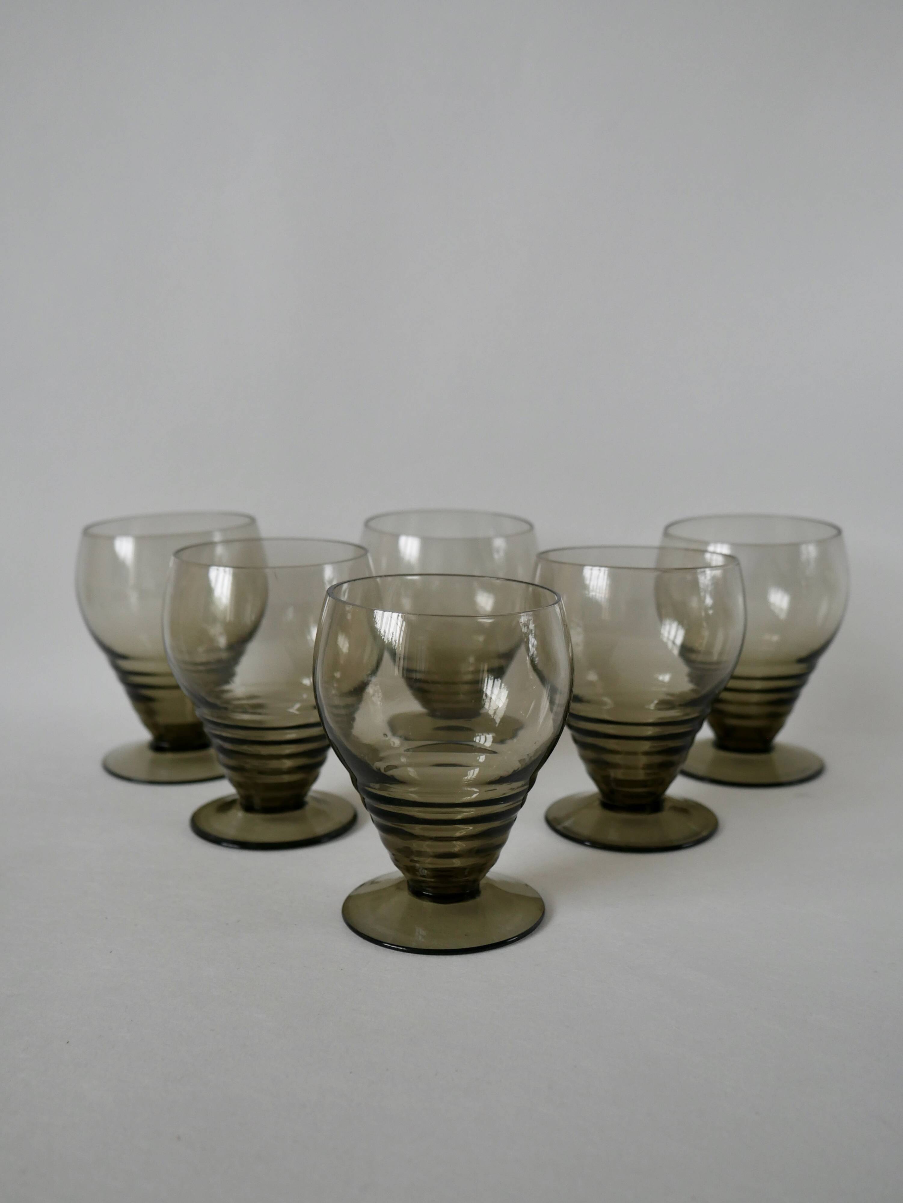 Set of 6 small art deco design wine glasses in smoked glass from the 30s and 40s