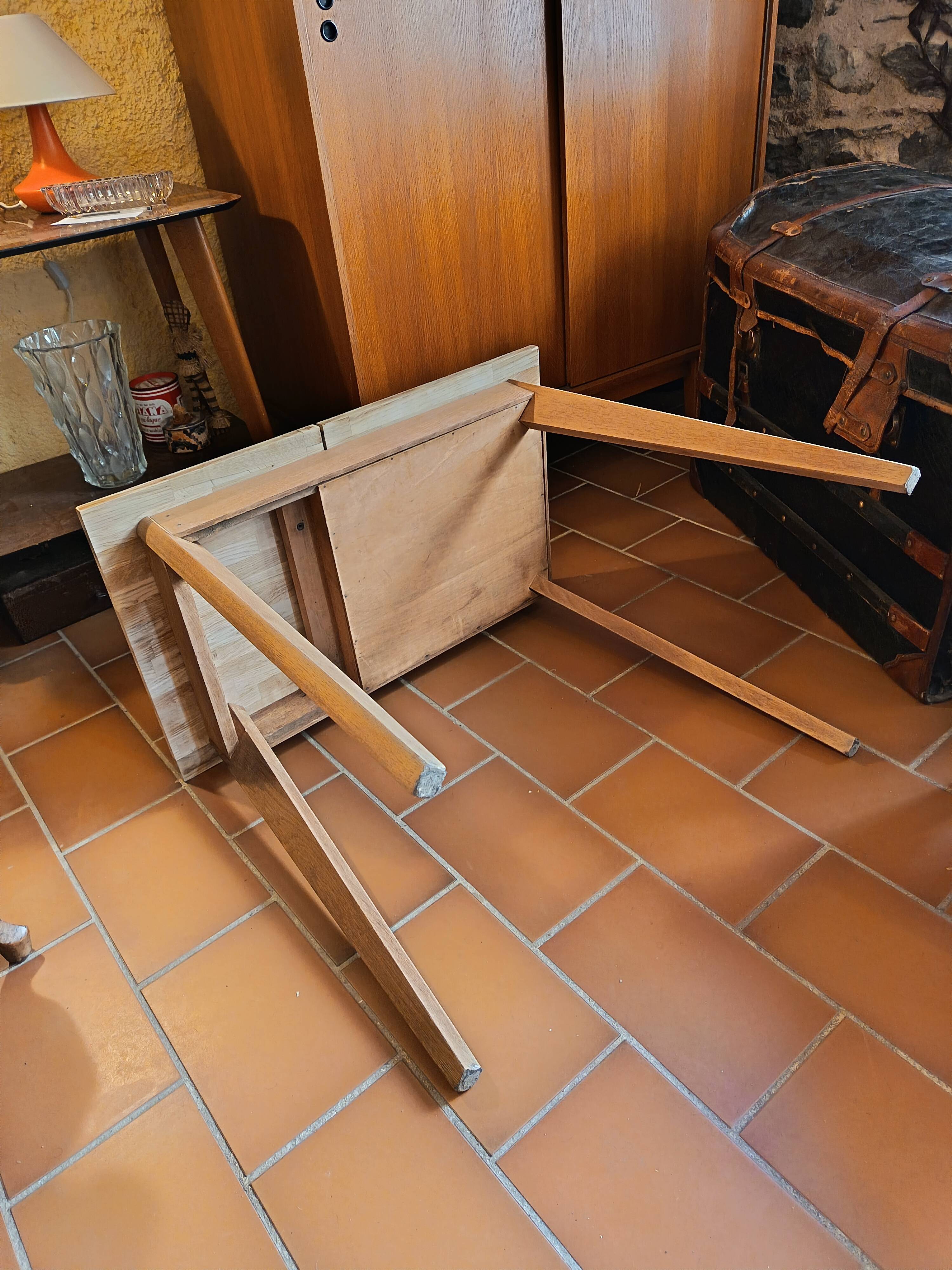 Scandinavian table with a system