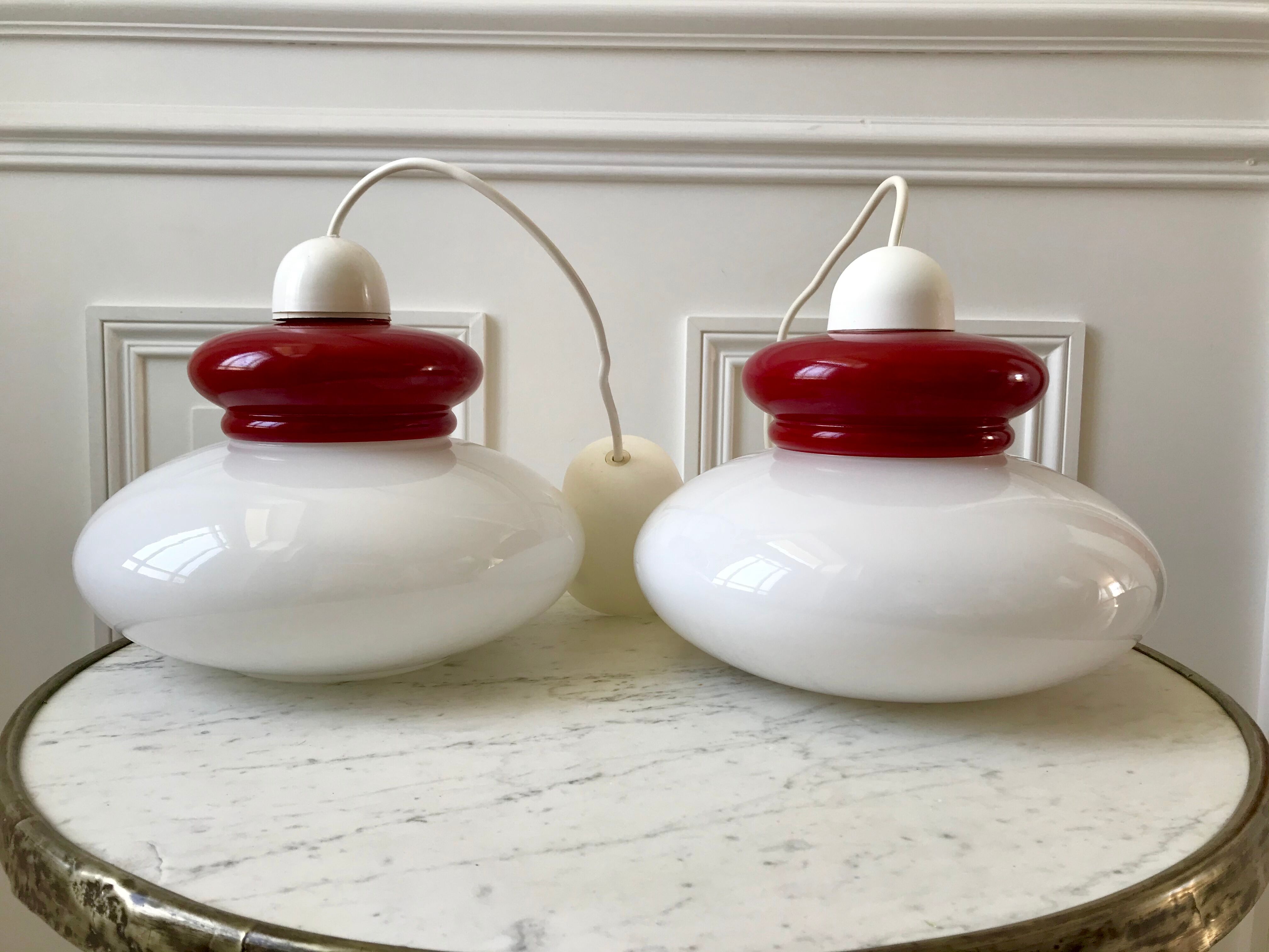 Duo de suspensions en opaline blanche et rouge années 50