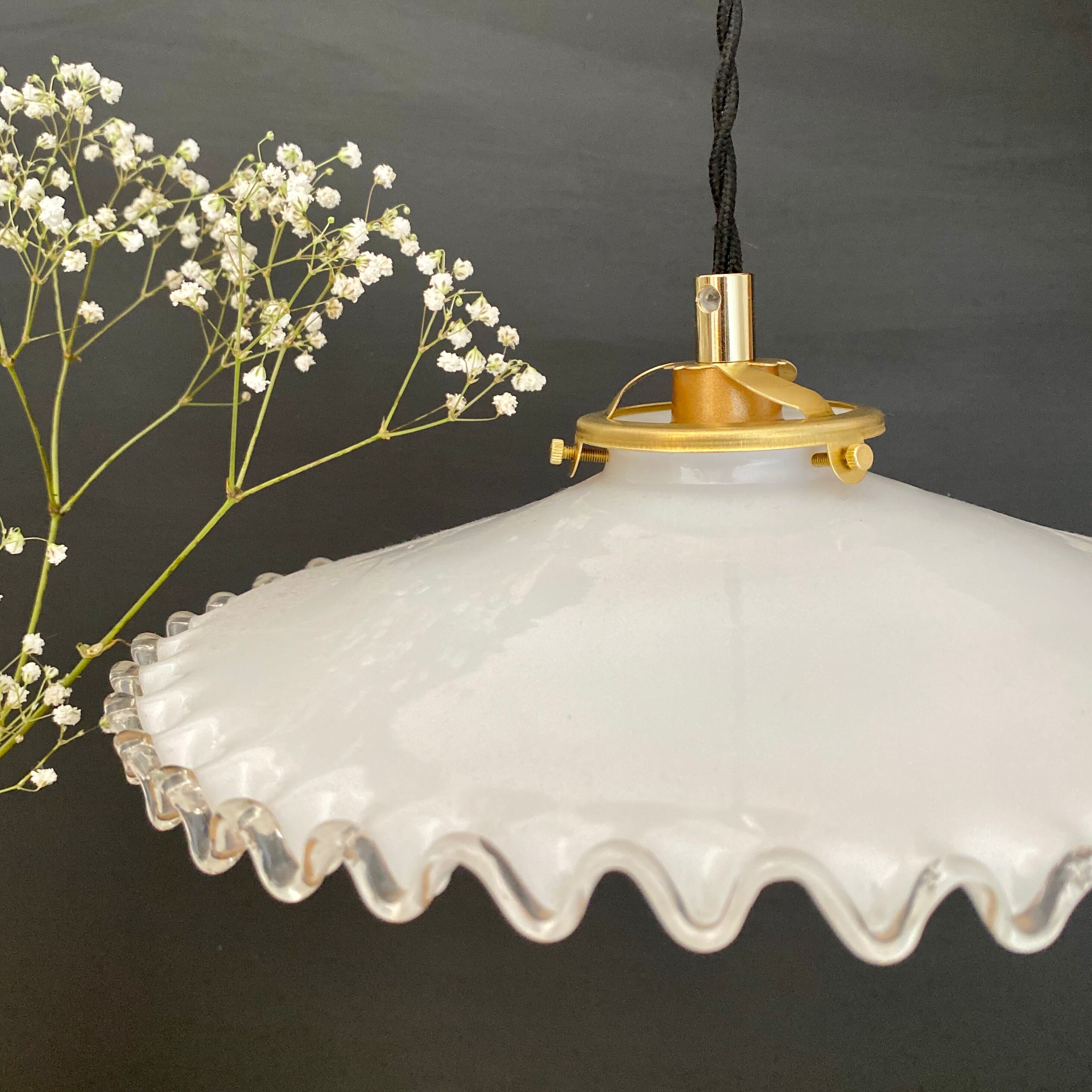 Vintage lampshade suspension in white opaline