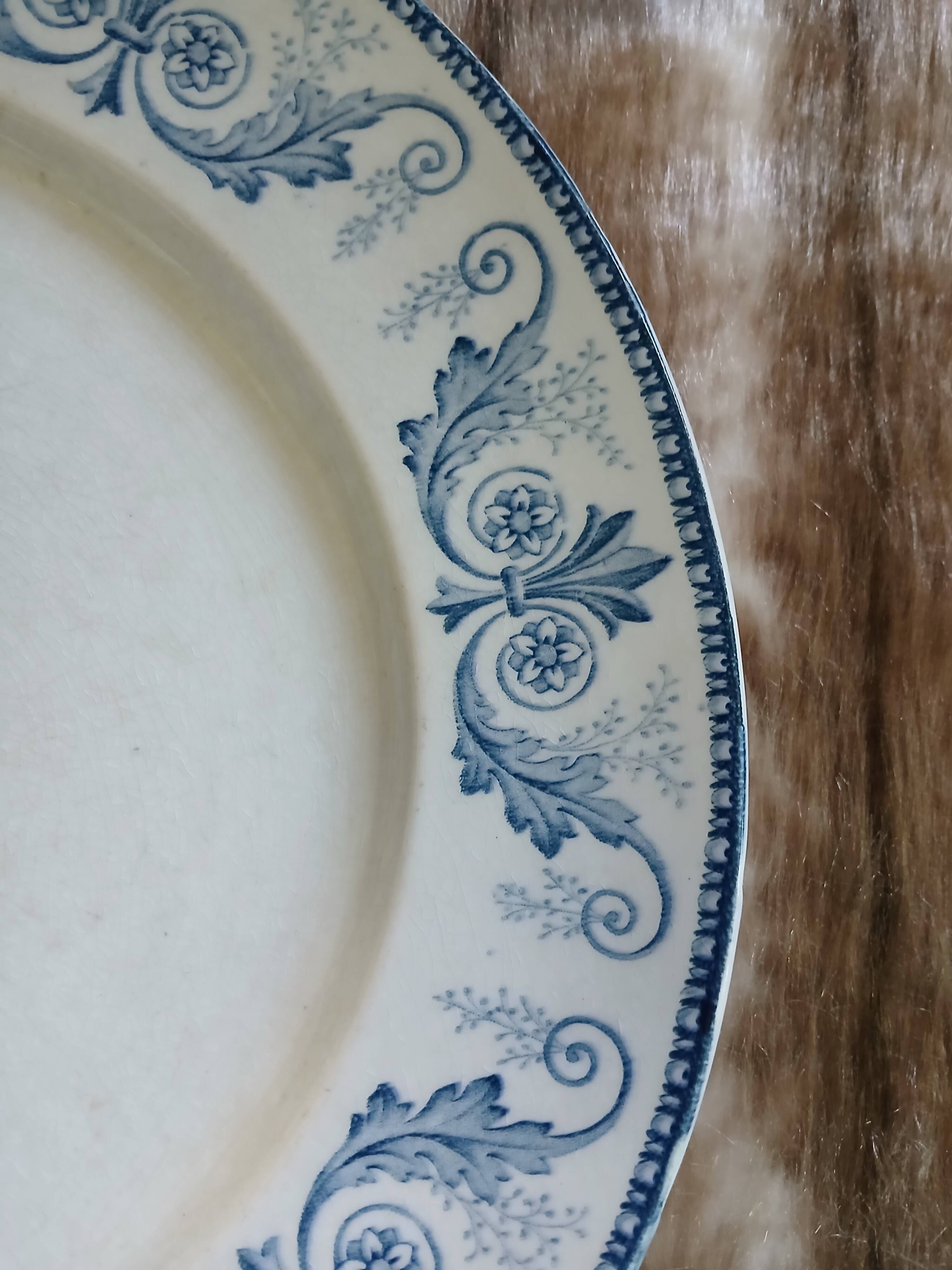 Plat ancien en terre de fer