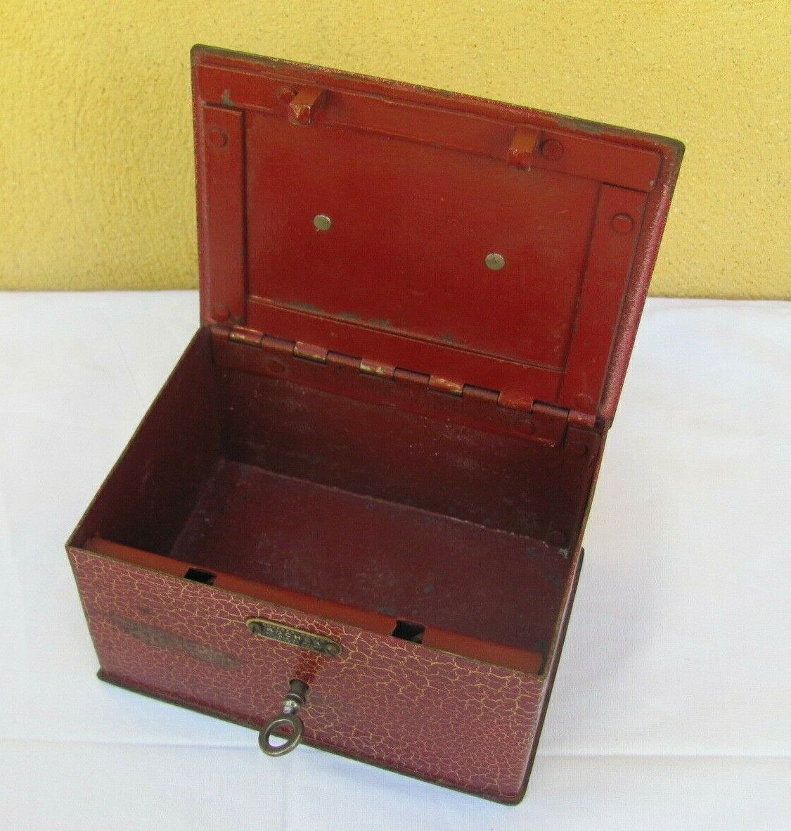 Key box - rock - moiré red