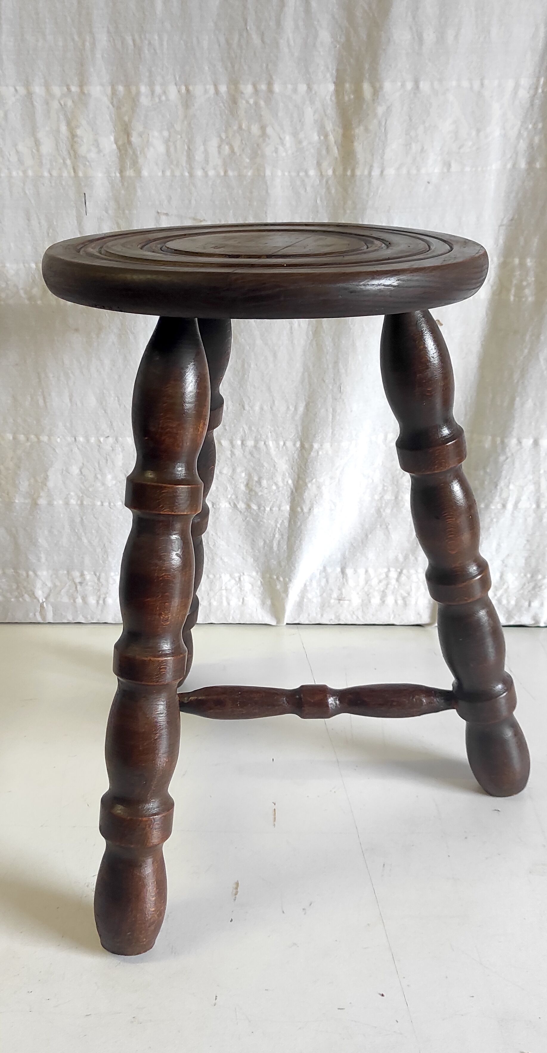 Tripod stool in turned solid wood – 80s/90s