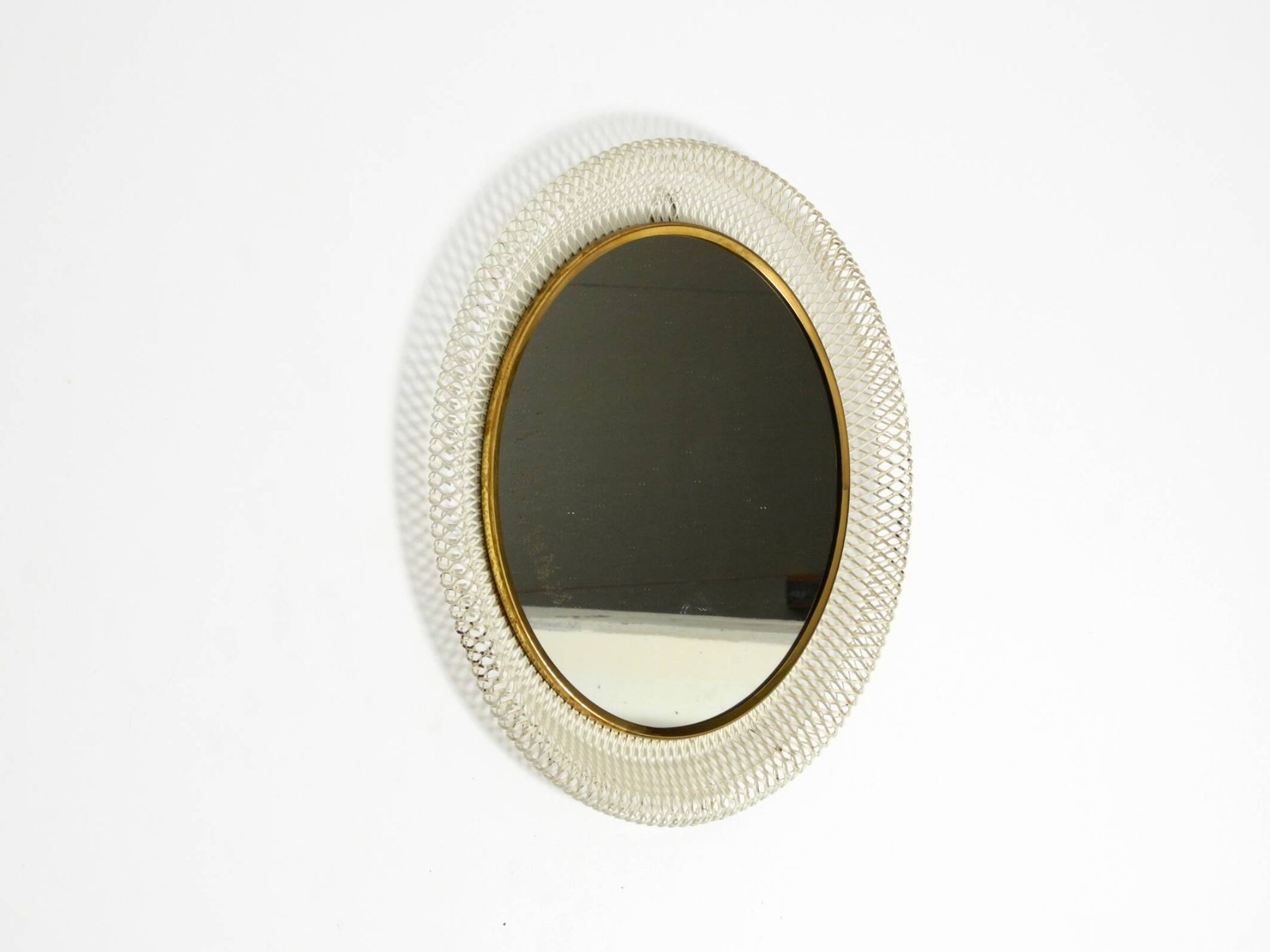 Miroir mural rond de style Mid-Century Modern avec un cadre en métal blanc expansé.