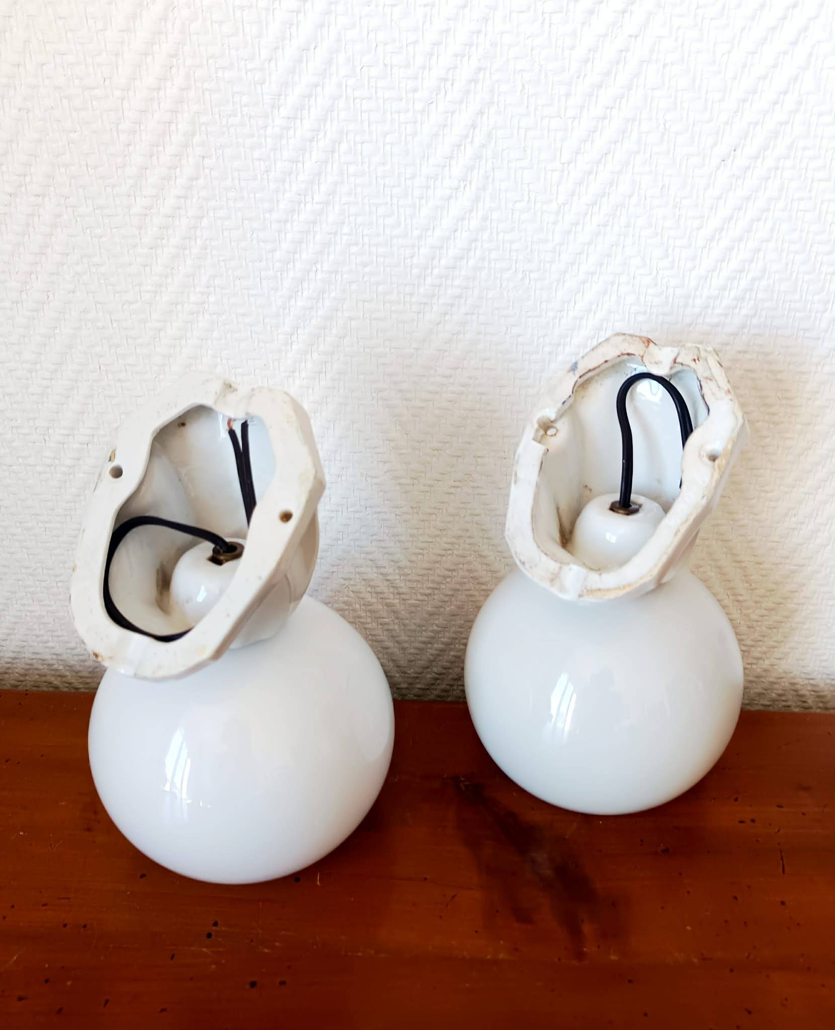 Pair of porcelain and opaline wall lights in Art Deco style