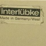 Commode des années 1980 avec un design à contraste clair.