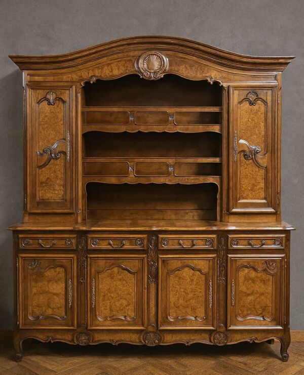 Grand buffet vaisselier en noyer et orme, de style Louis XV