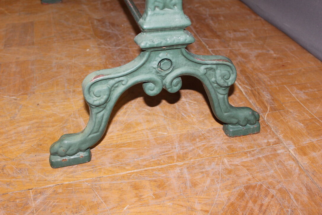 Bistro table in marble and cast iron around 1900