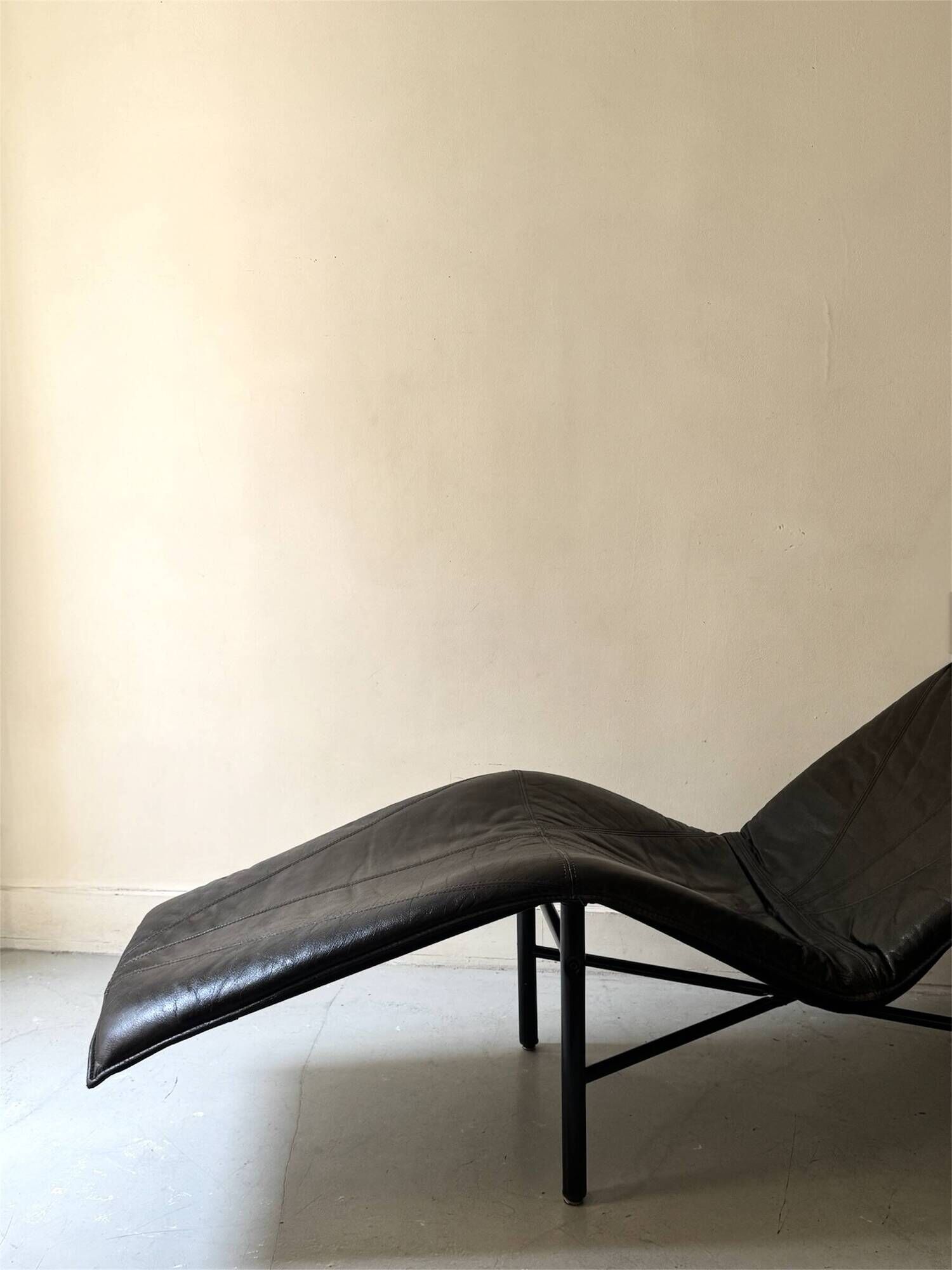 Scandinavian design chaise longue in black leather by Tord Björklund, Sweden 1970.