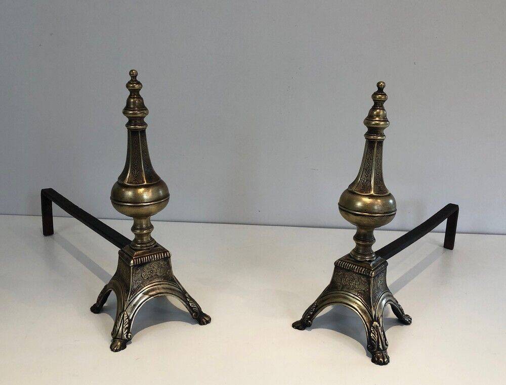 Paire de chenets en bronze ciselé et fer forgé de style Louis XVI