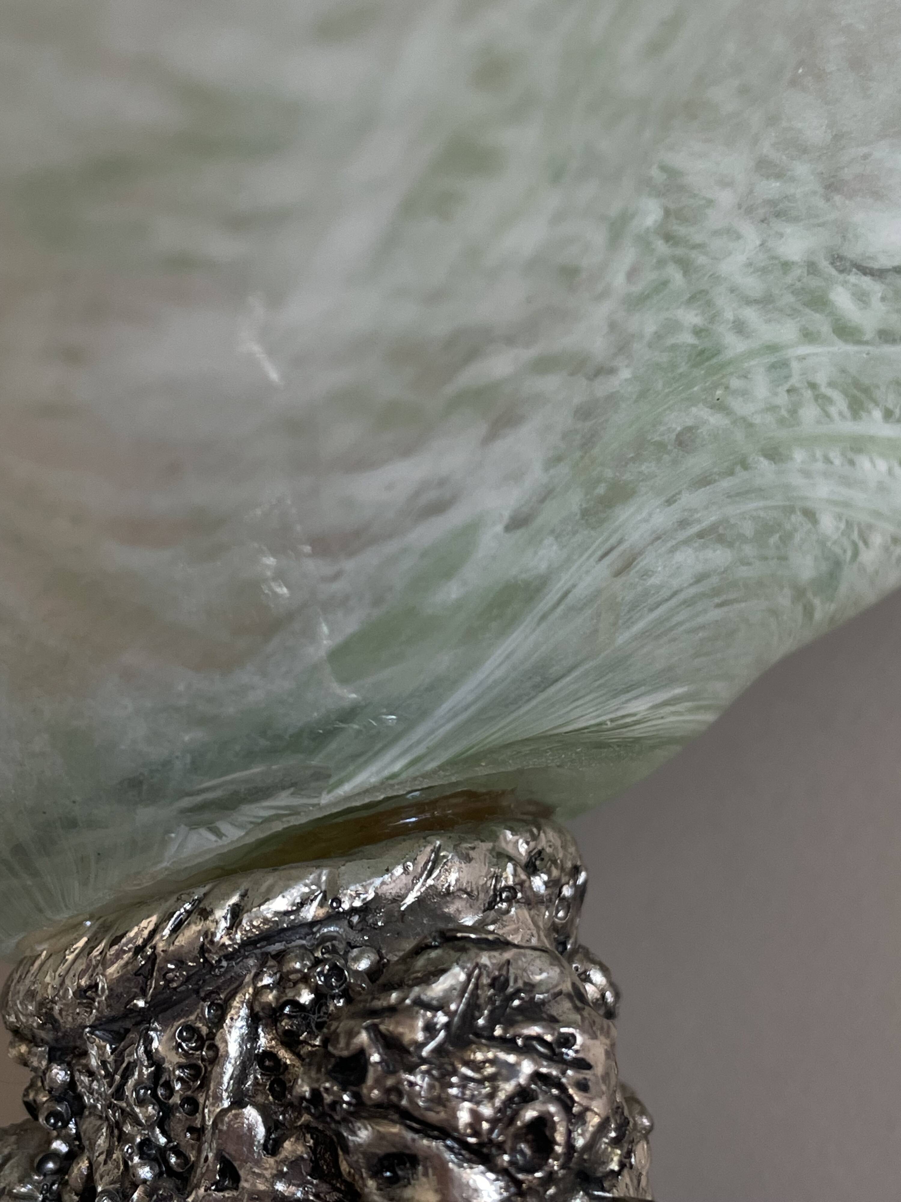 Centrepiece bowl LA MERIDIANA in blown glass on a silver pedestal.