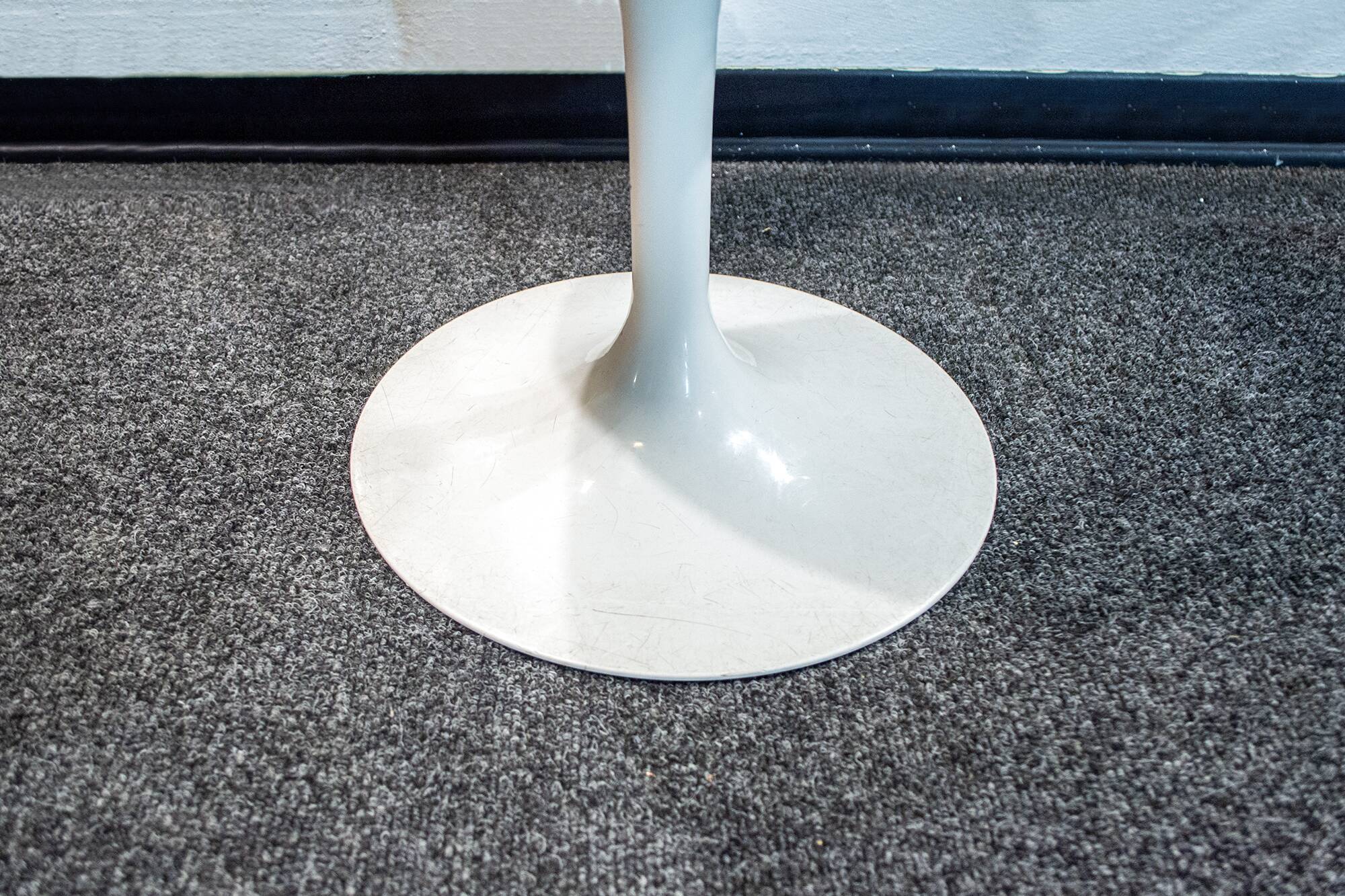 Sgabello girevole tulip di eero saarinen per knoll  1957