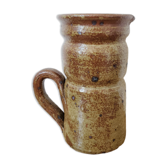 Pitcher vase in sandstone pyrity