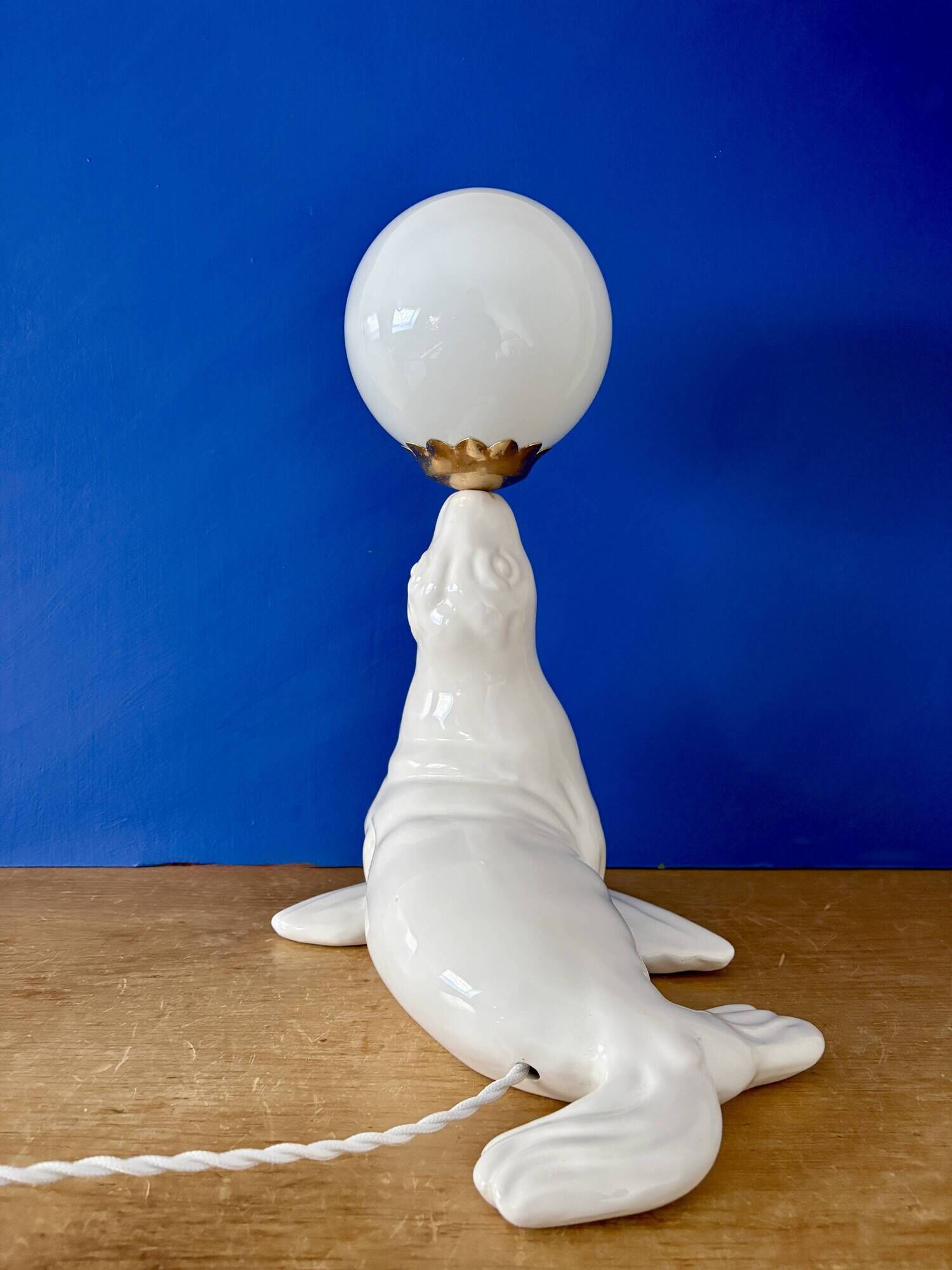 Vintage seal lamp in white ceramic and opaline.