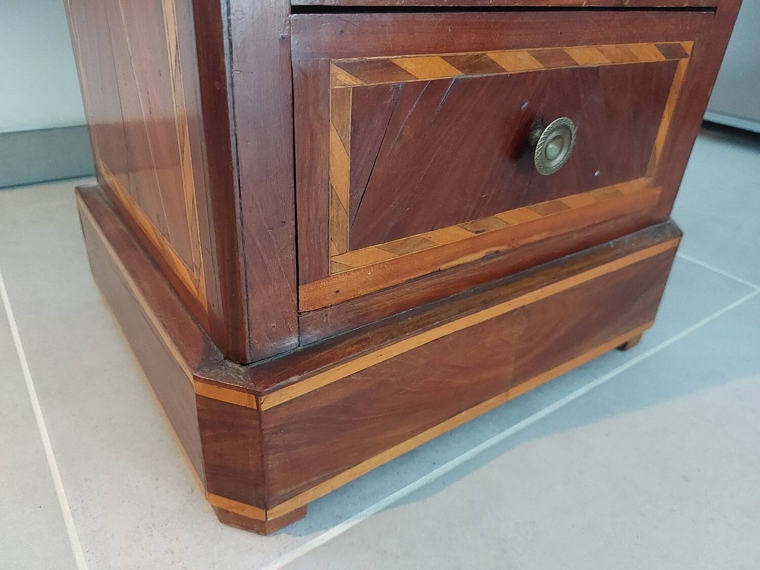 Antique chest of drawers