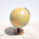 Grand globe terrestre vintage rétro-éclairé ou mappemonde
