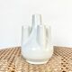 Vase pique fleurs en porcelaine