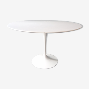 Round table "tulip" by Eero Saarinen for Knoll