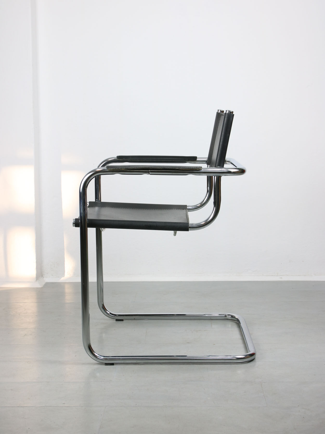 Vintage Bauhaus Cantilever S34 Leather Chair