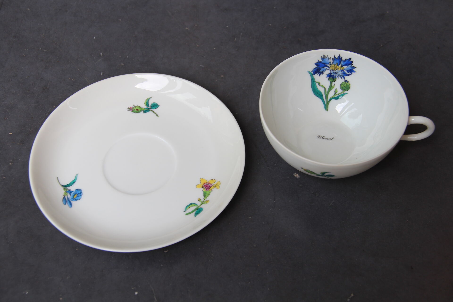 6 cups and sub-cups NBD Limoges illuminated by hand, floral patterns