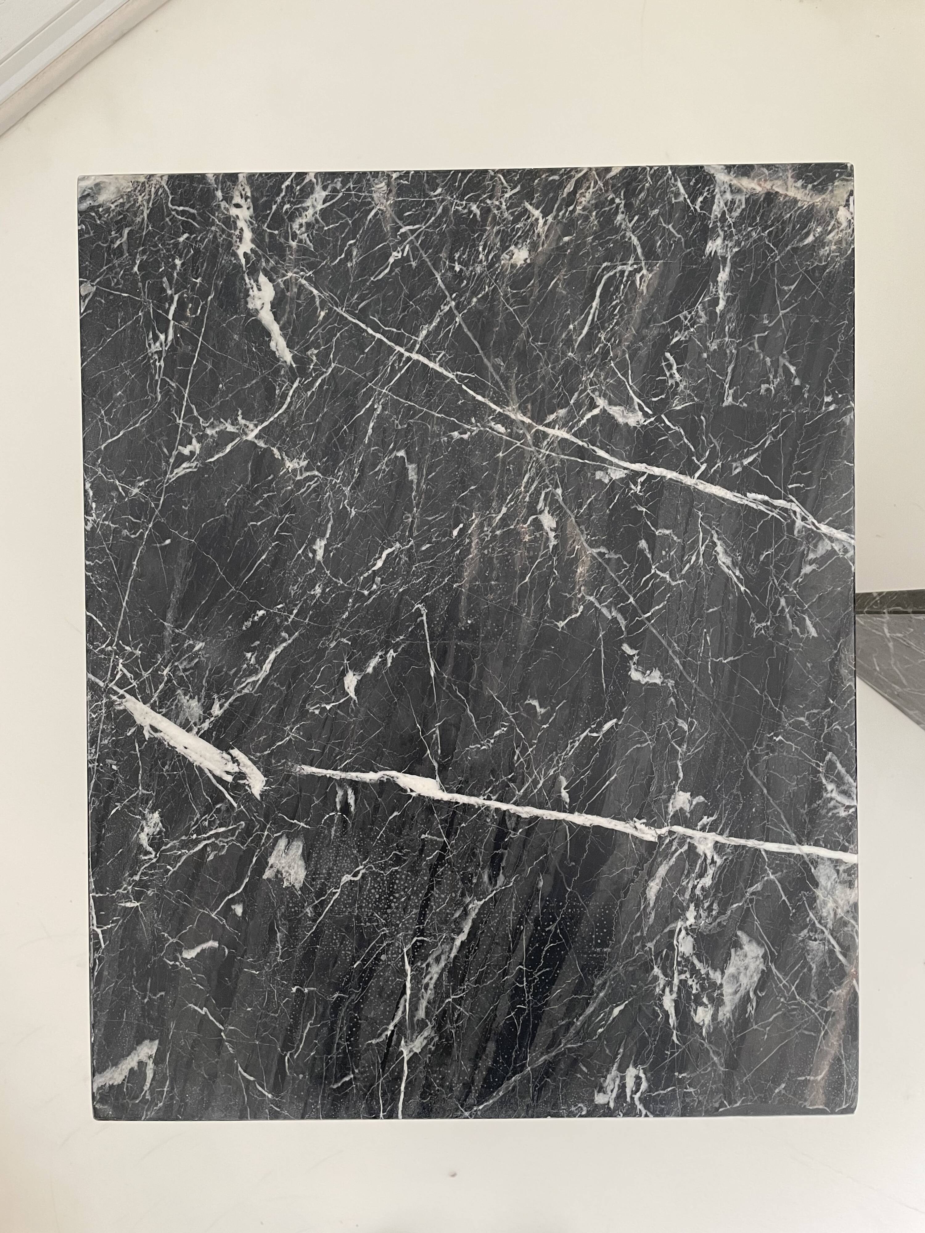 Set of 2 pull-out tables in black/grey marble