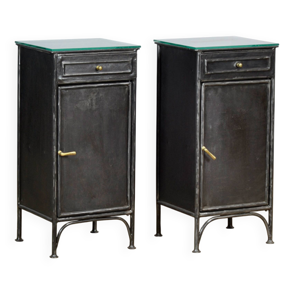 Ensemble de tables de chevet en fer, années 1900.