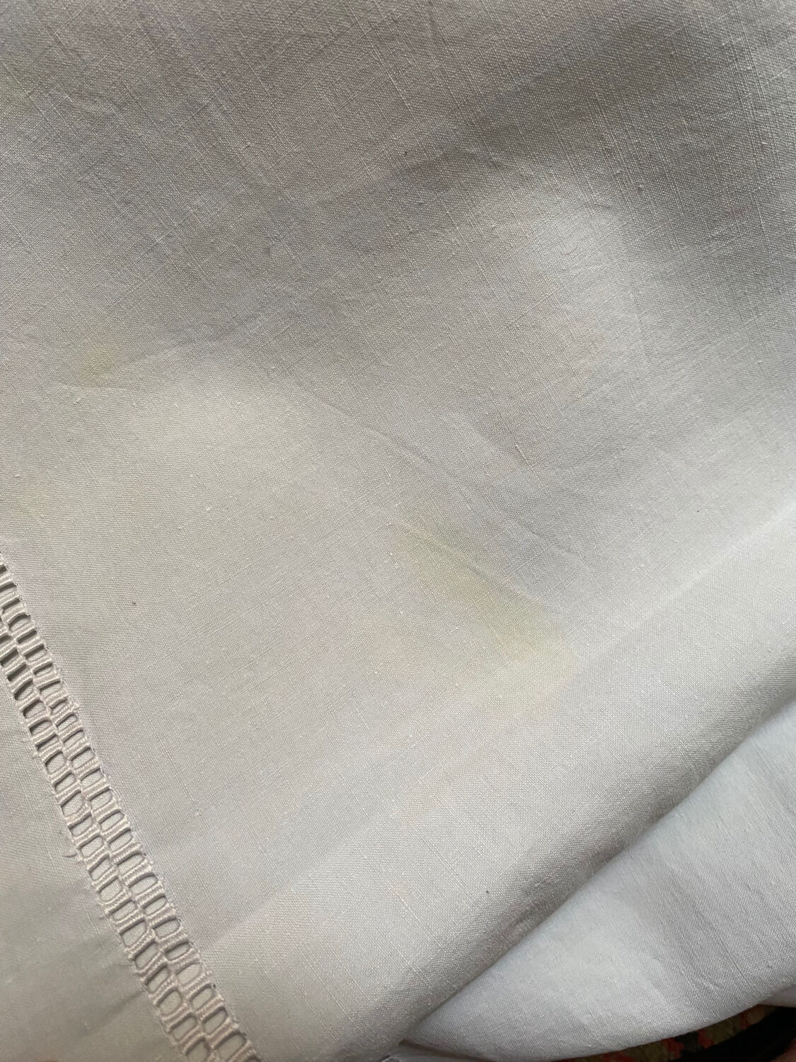 Drap ancien en fil de coton monogramme et brodé .