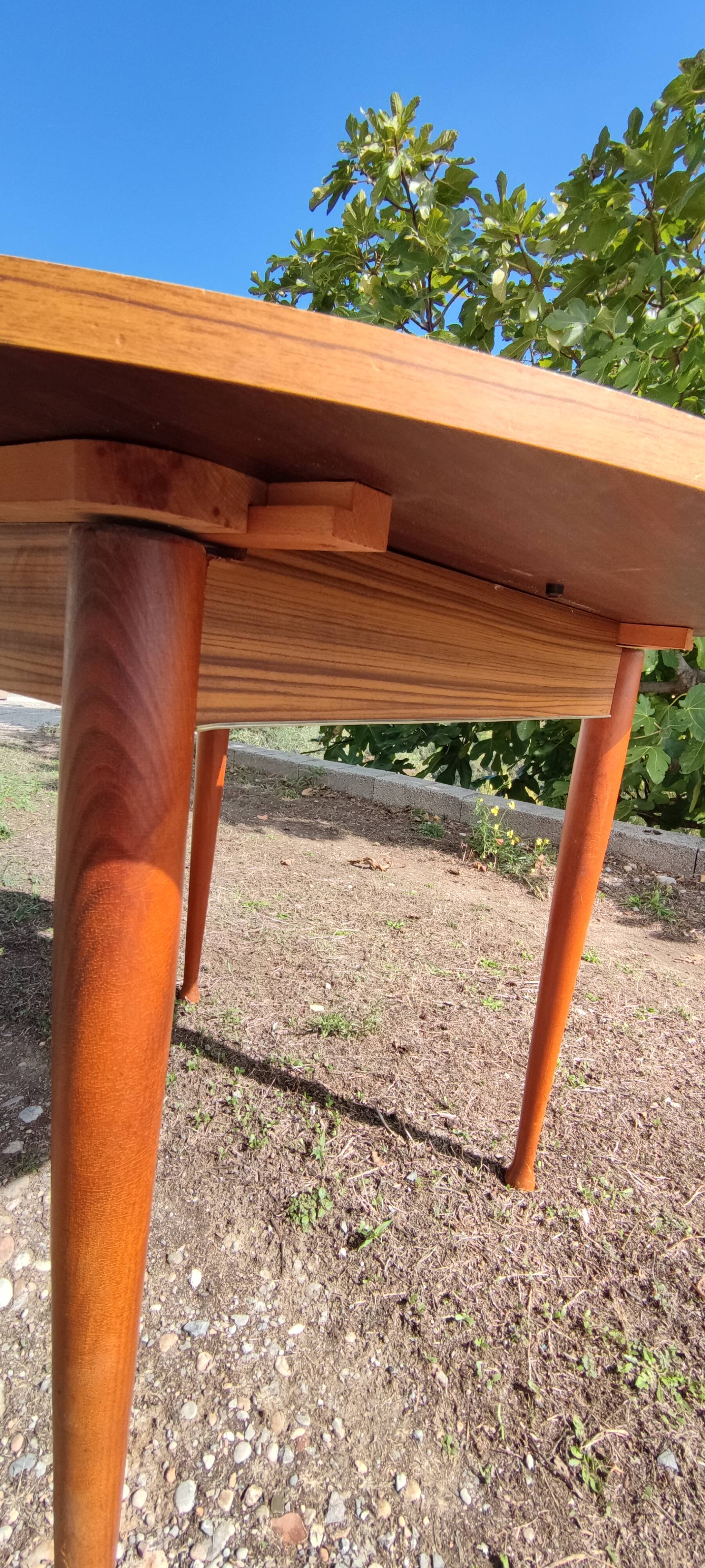 Vintage extendable round table