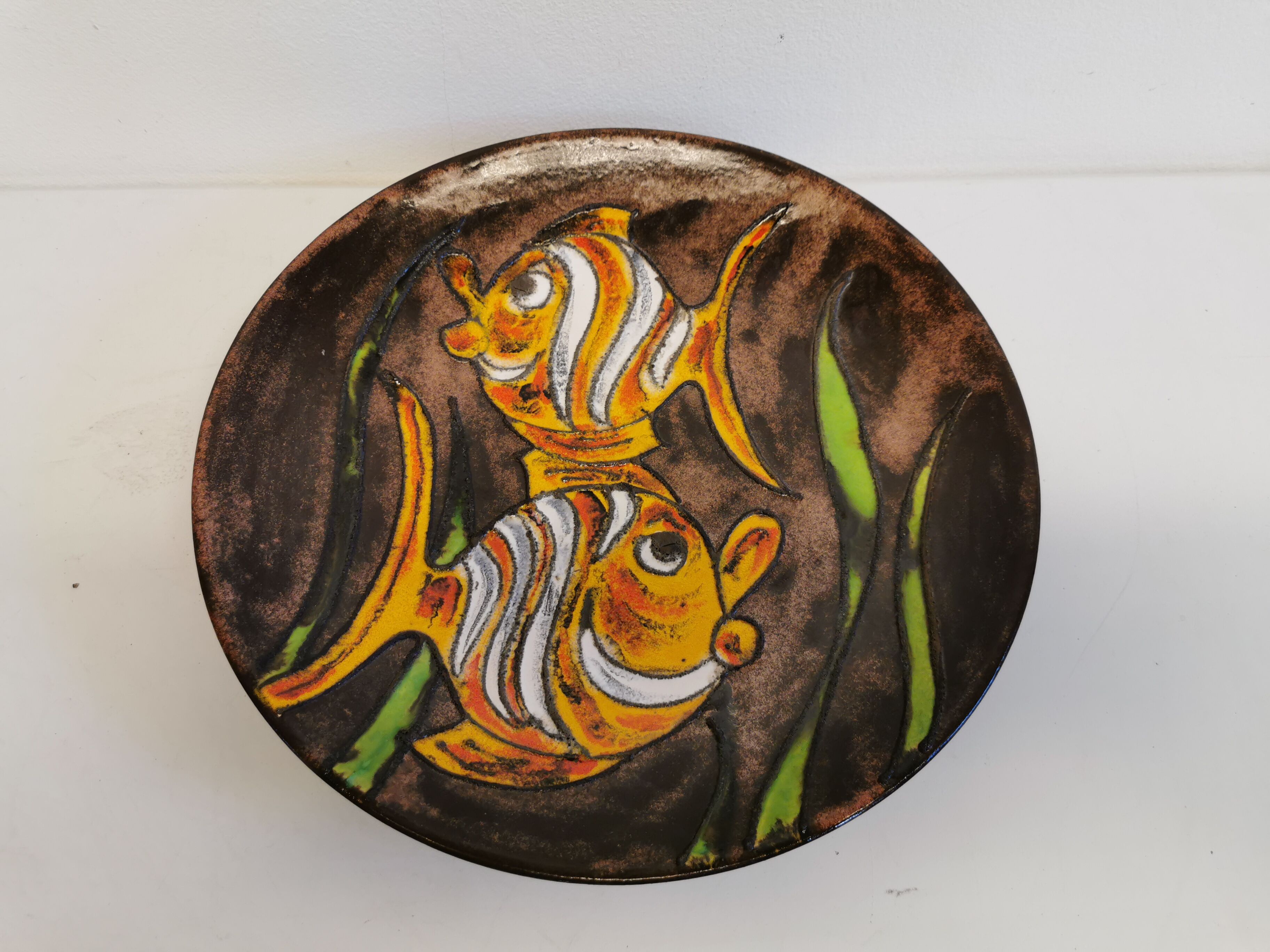 Ceramic dish/wall decoration, danish from the 60s, stamped on the back. with motif of two fish