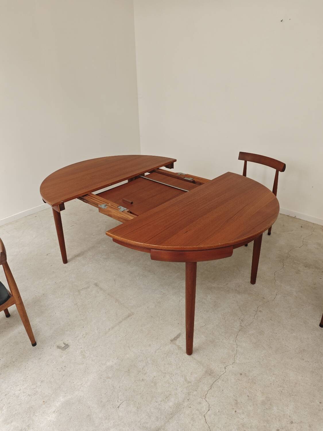 Dining table and 4 chairs by Hans Olsen for Frem Rojle Denmark.