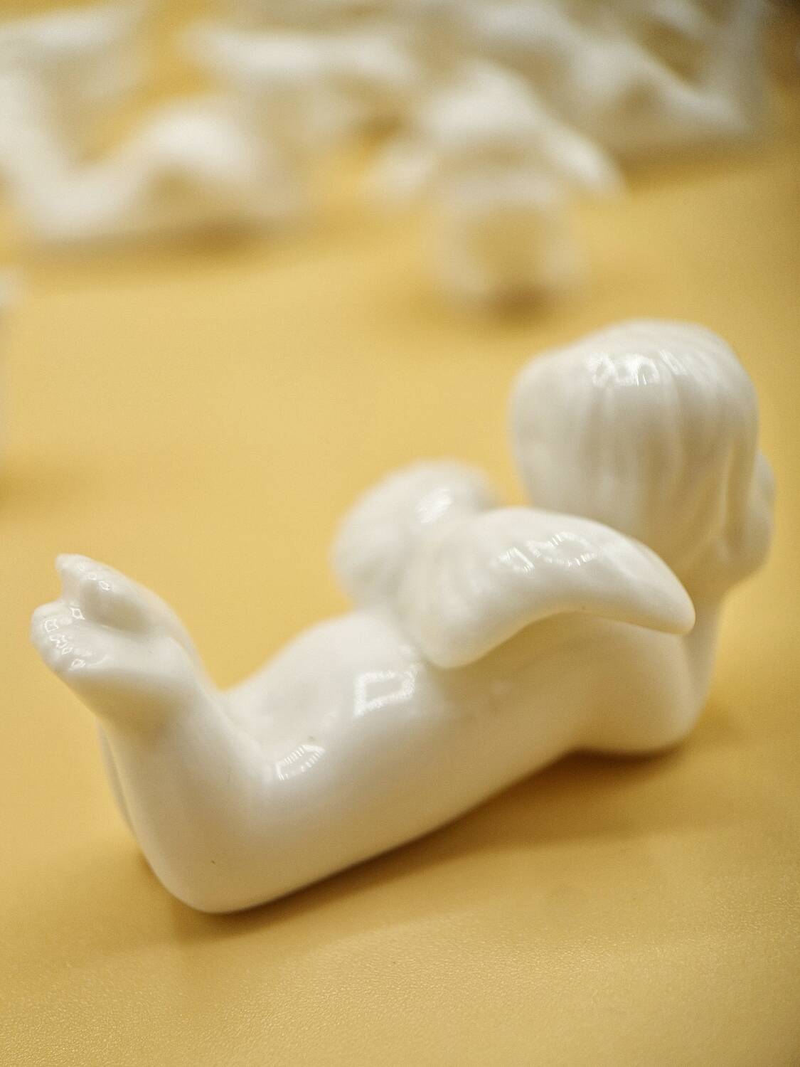 12 porte-couteaux vintage en porcelaine figurant des chérubins