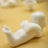 12 porte-couteaux vintage en porcelaine figurant des chérubins