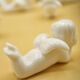 12 porte-couteaux vintage en porcelaine figurant des chérubins