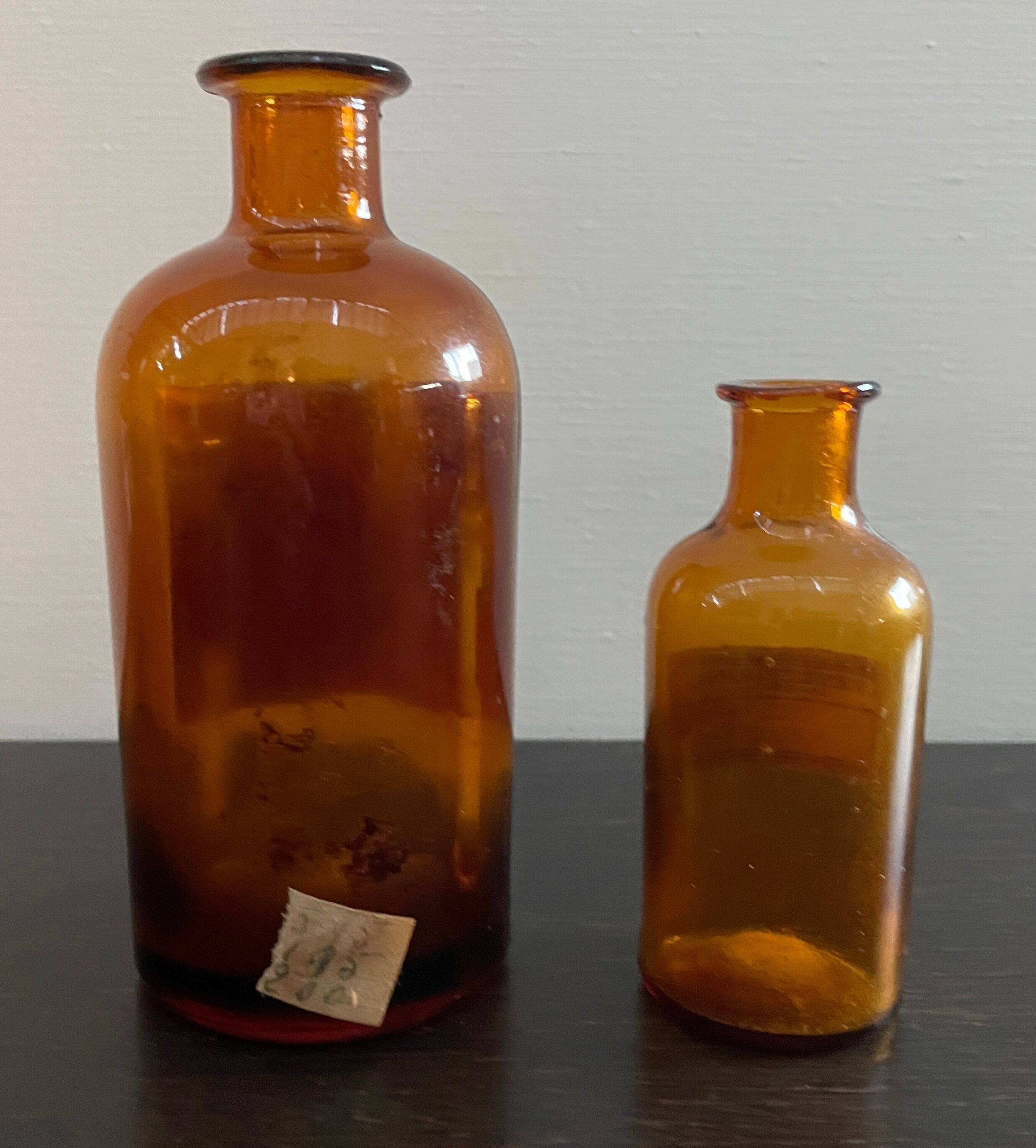 Lot d'anciens flacons de parfumeurs en verre avec étiquettes d'origine