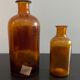 Lot d'anciens flacons de parfumeurs en verre avec étiquettes d'origine