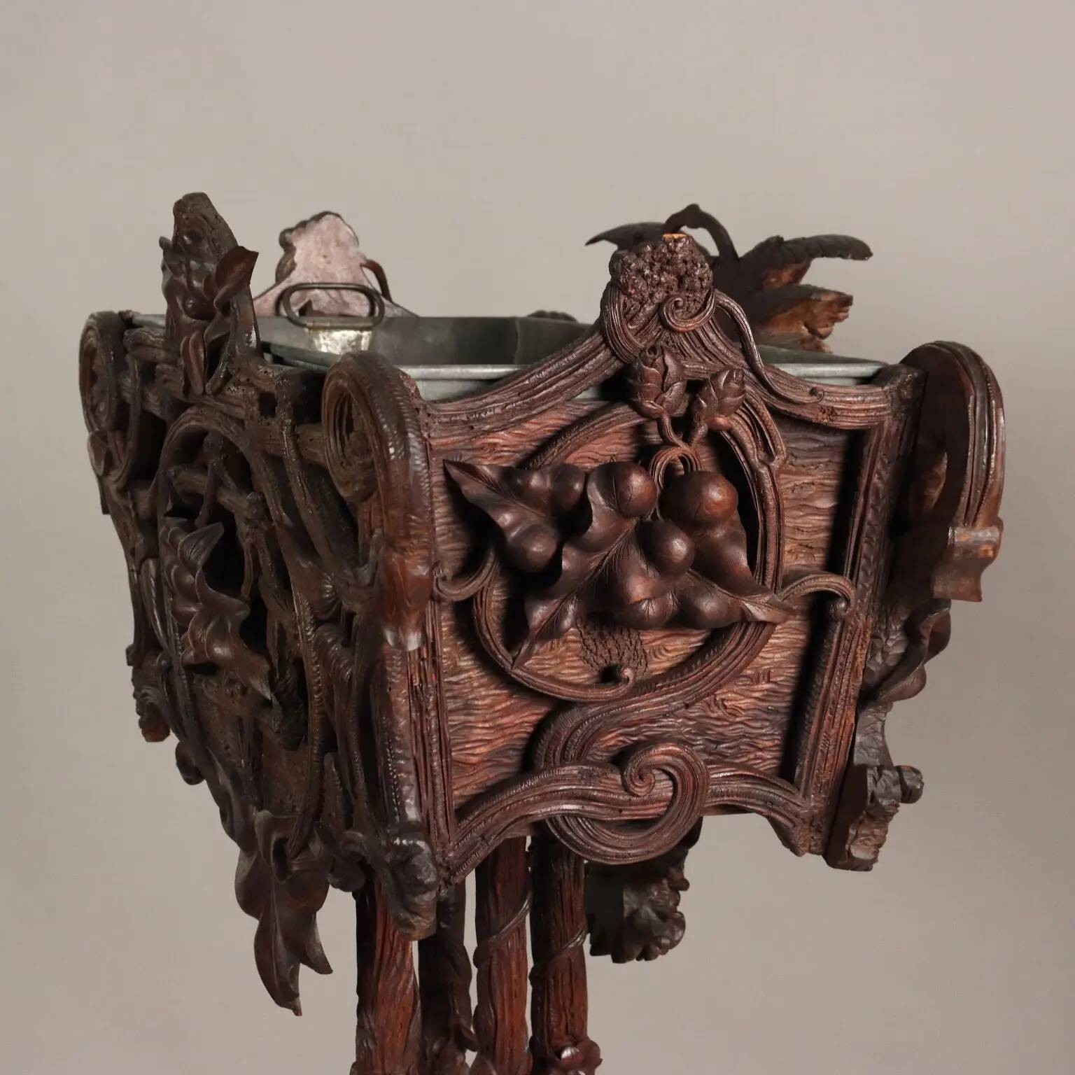 Jardinière ancienne néo-baroque en noyer, Suisse '800