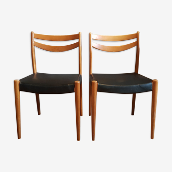 Pair of Scandinavian style chairs in wood and black skai