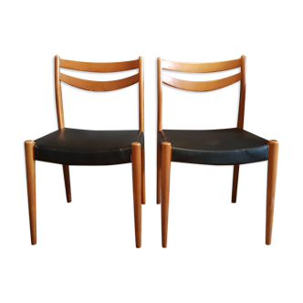 Pair of Scandinavian style chairs in wood and black skai