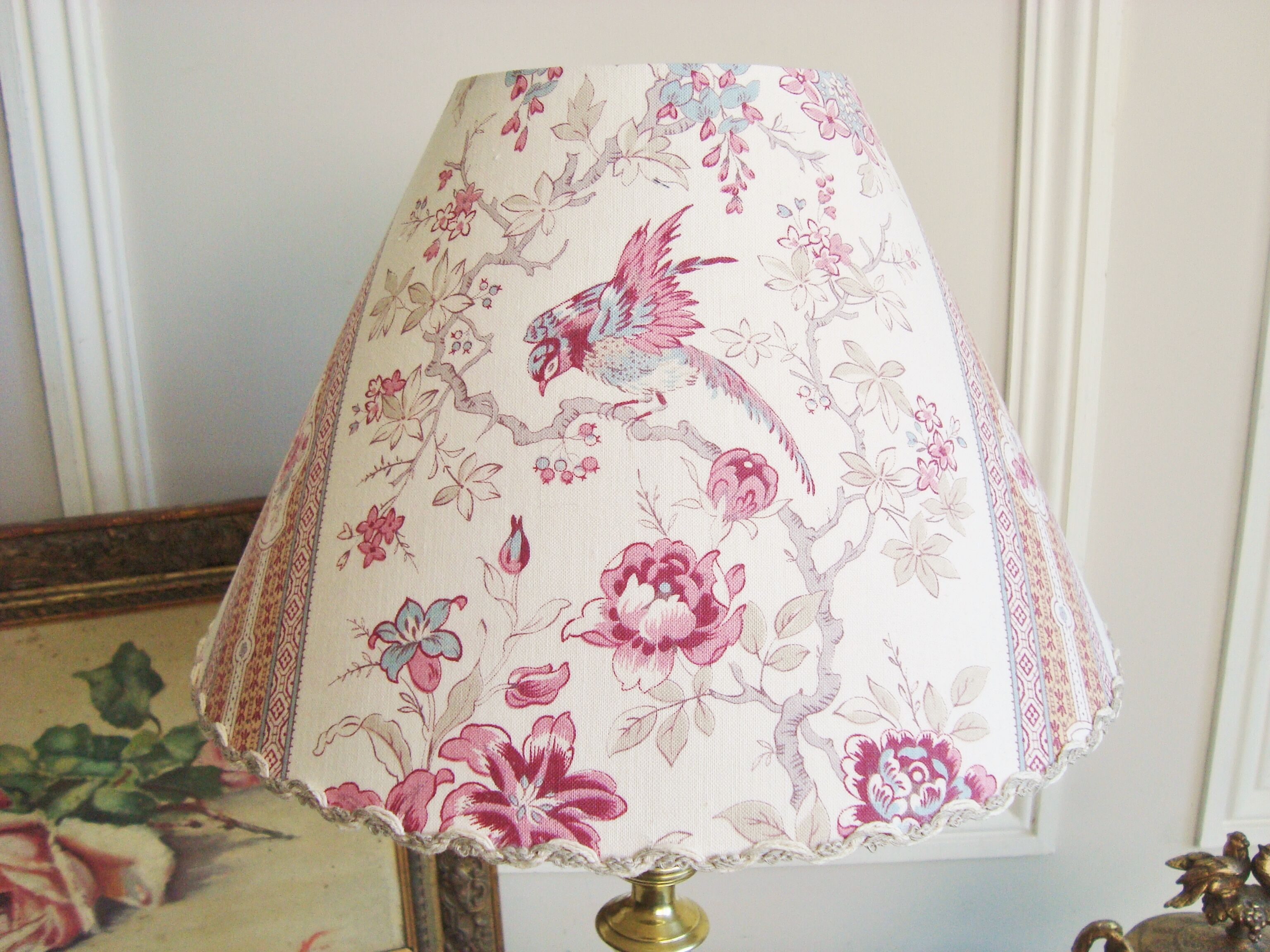 Lampe ancienne en laiton gravé avec son abat-jour en tissu oiseau des années 1900