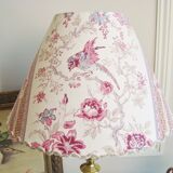 Lampe ancienne en laiton gravé avec son abat-jour en tissu oiseau des années 1900