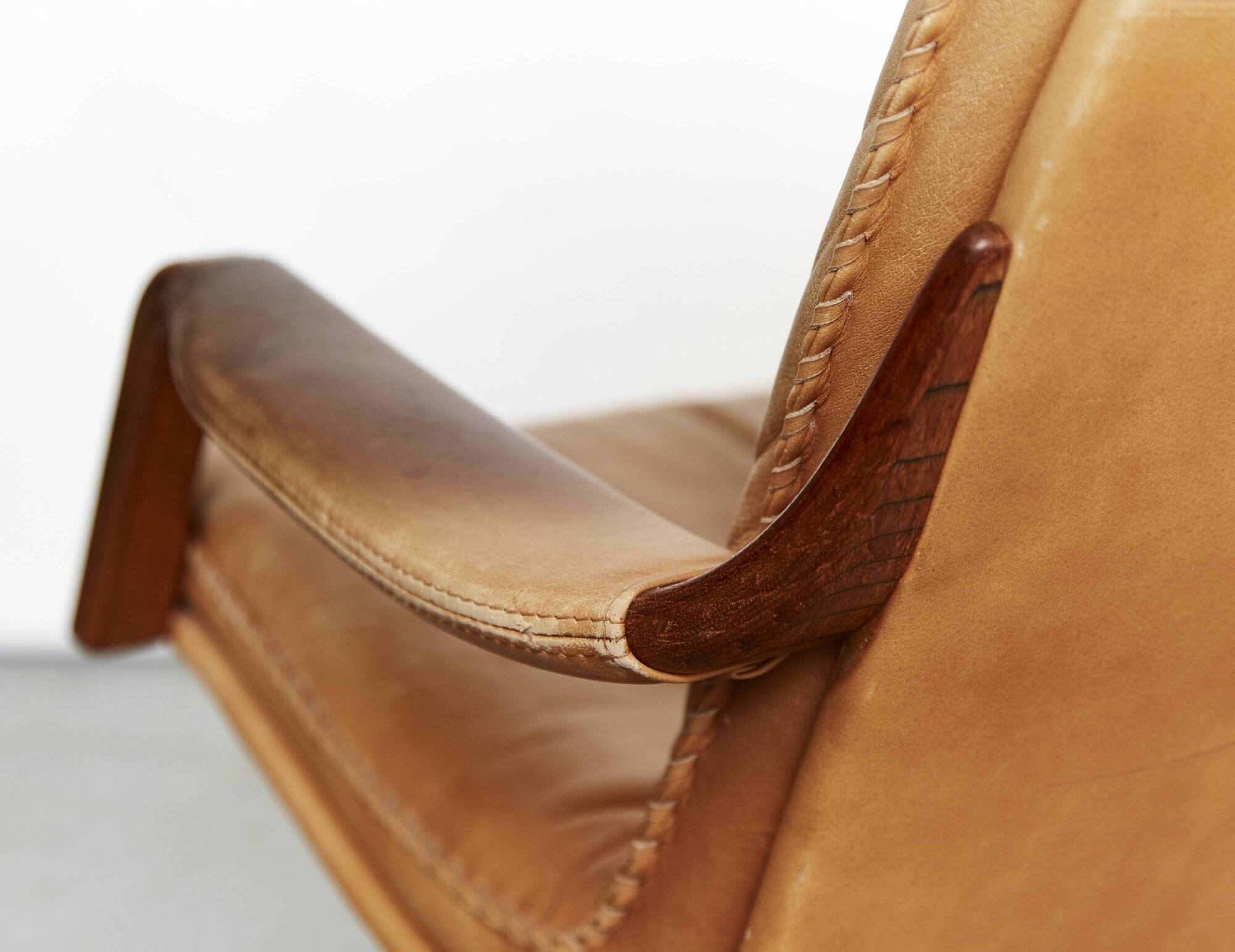 Fauteuil pivotant à dossier haut en teck et cuir Berg Furniture