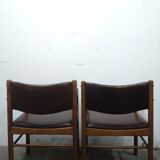 2 chaises en bois de cuir