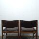 2 chaises en bois de cuir
