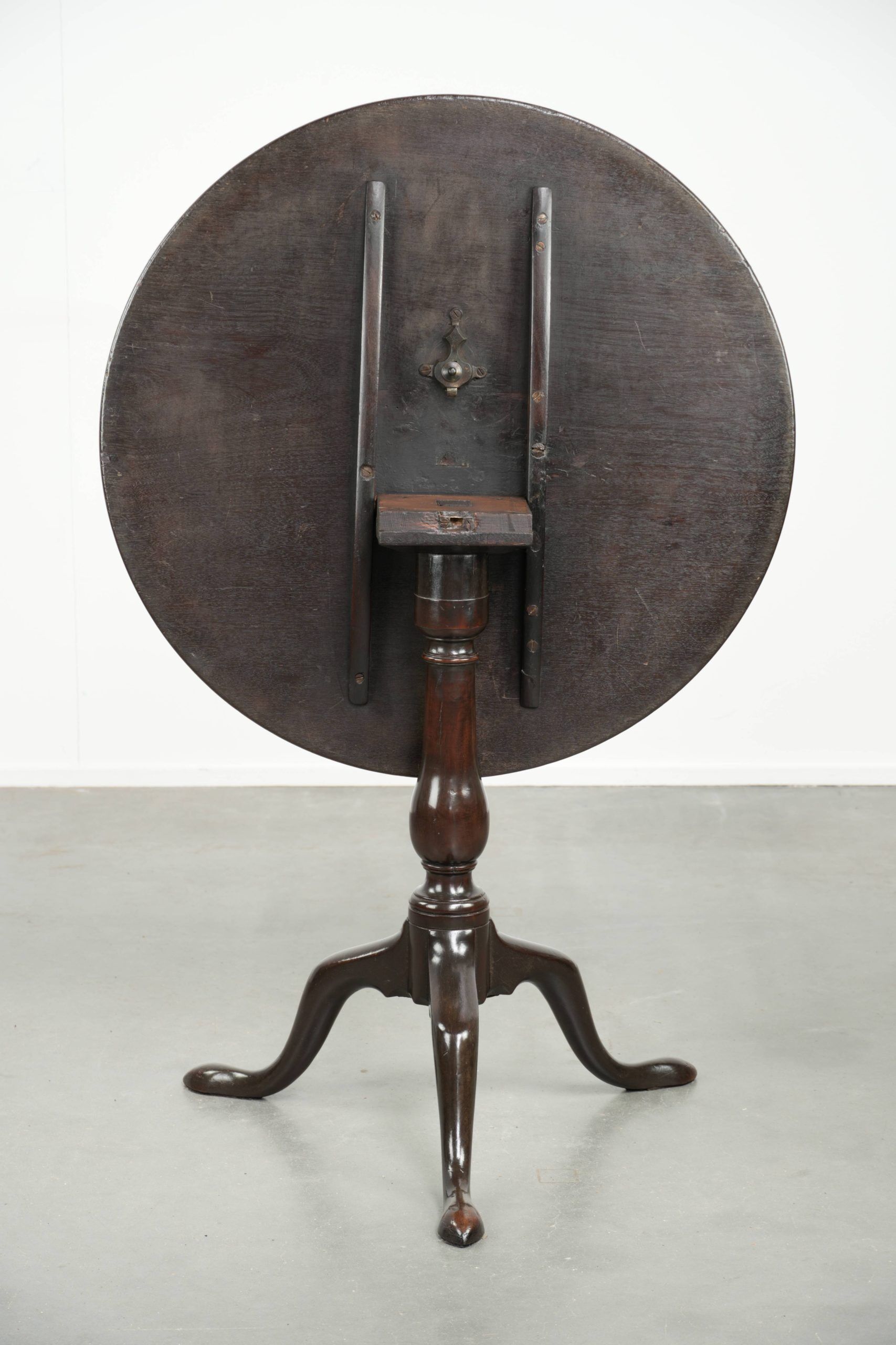 Practical round antique English tilt top table from the 18th century