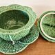 Plat et soupière  en barbotine, forme choux vert