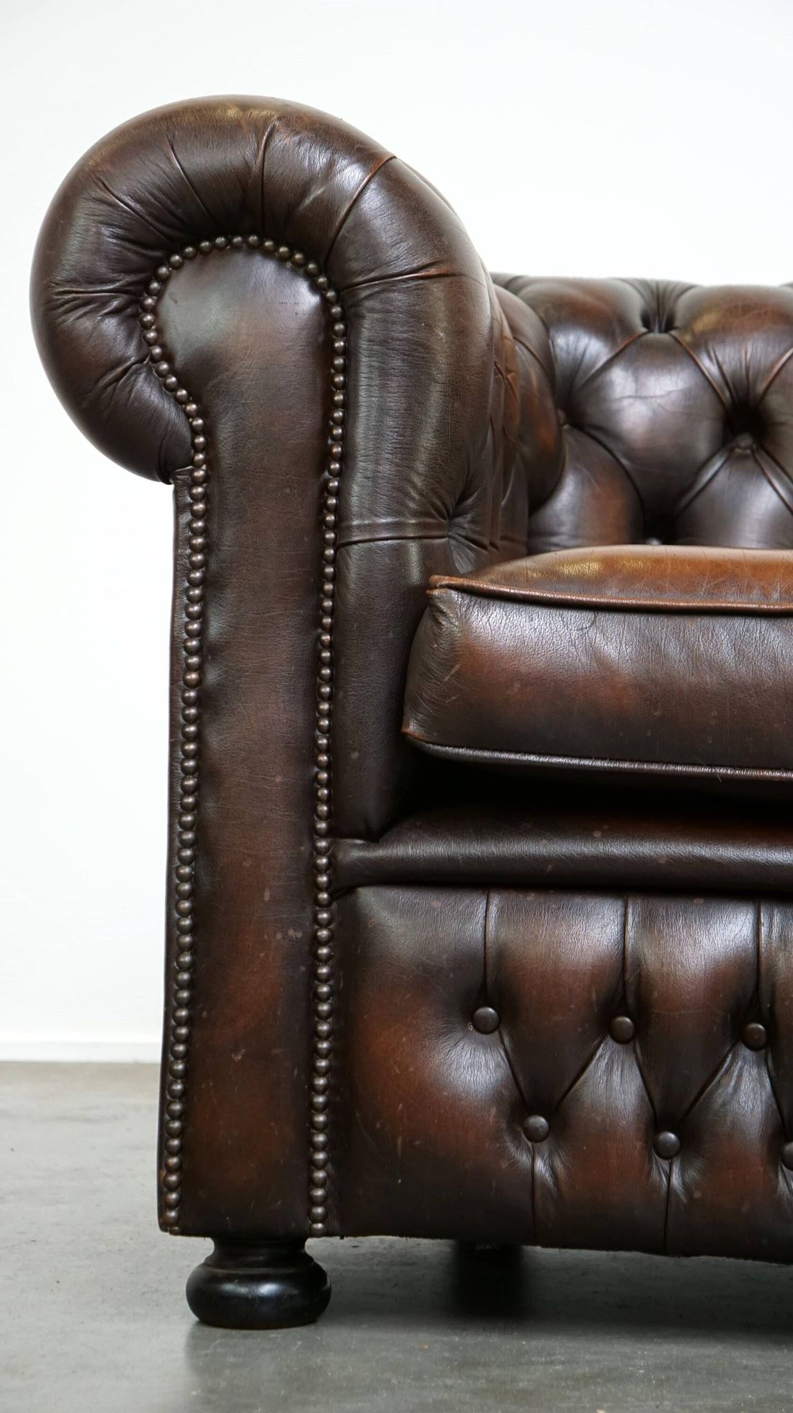 English Chesterfield 2.5 seater sofa in dark brown flamed cowhide leather