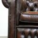 Canapé Chesterfield anglais 2,5 places en cuir de vachette flammé marron foncé