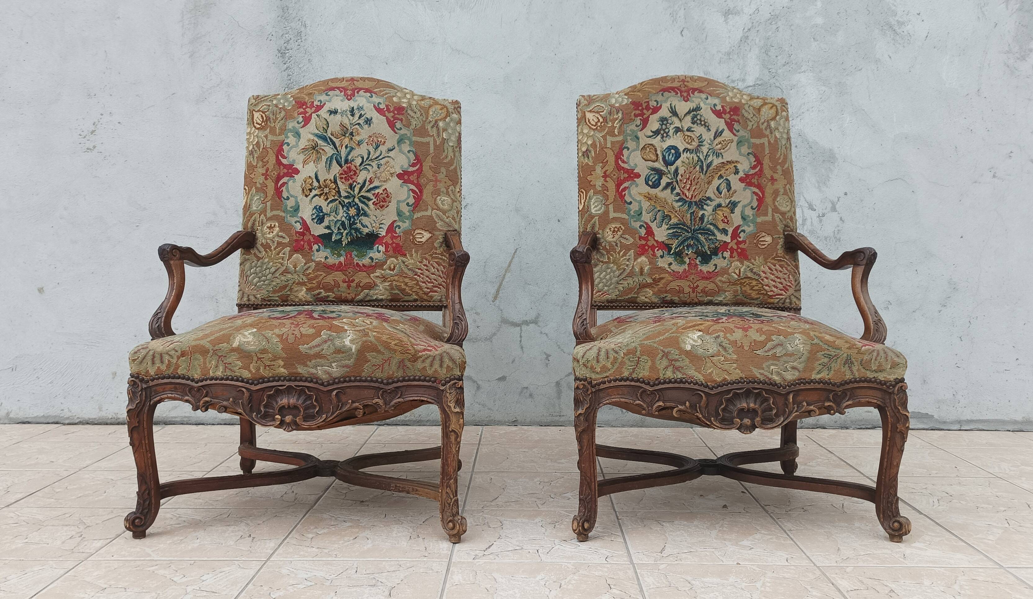 Paire de fauteuils Régence en noyer sculpté