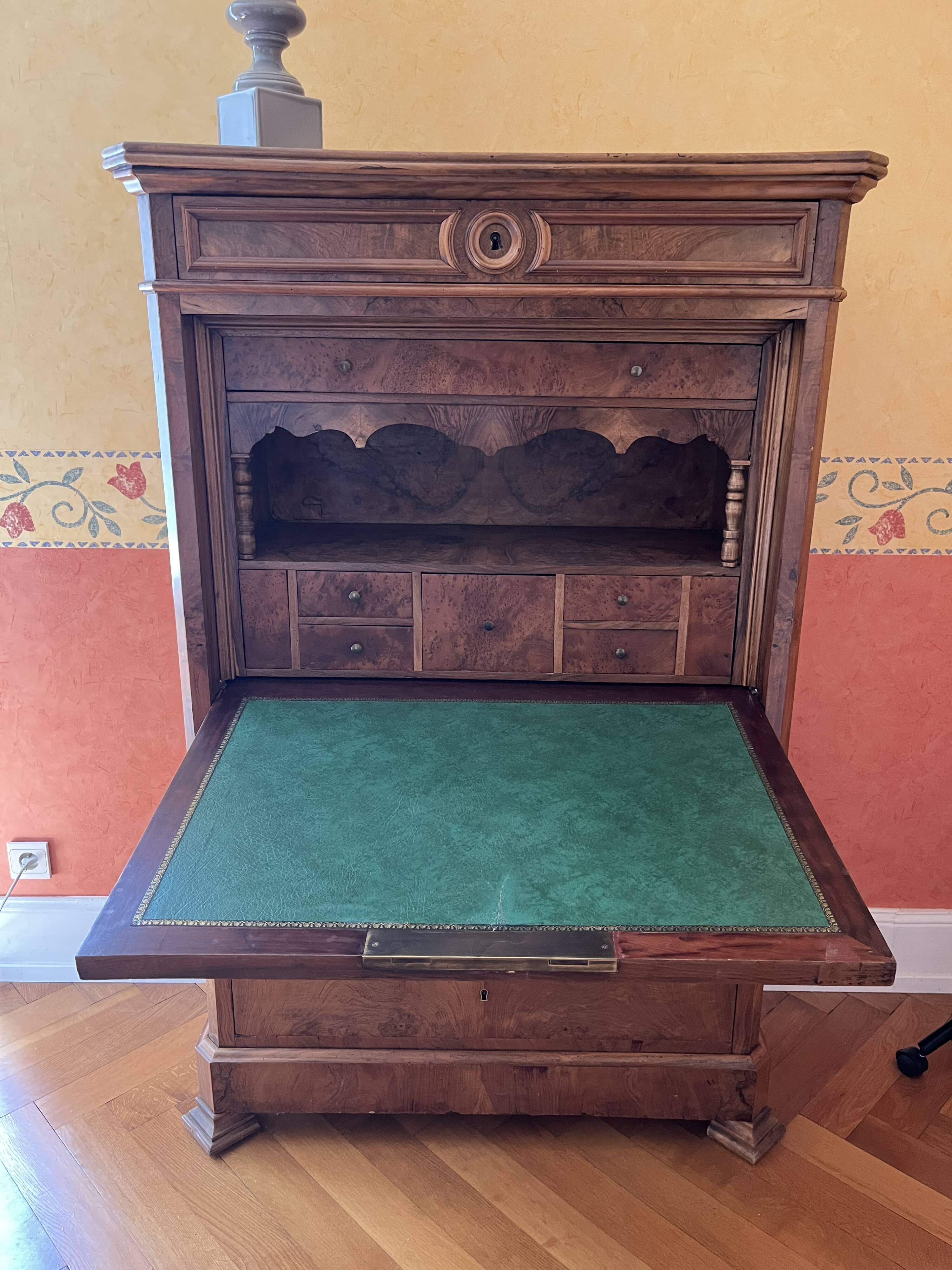 Antique secretary in flamed walnut, Louis-Philippe period.