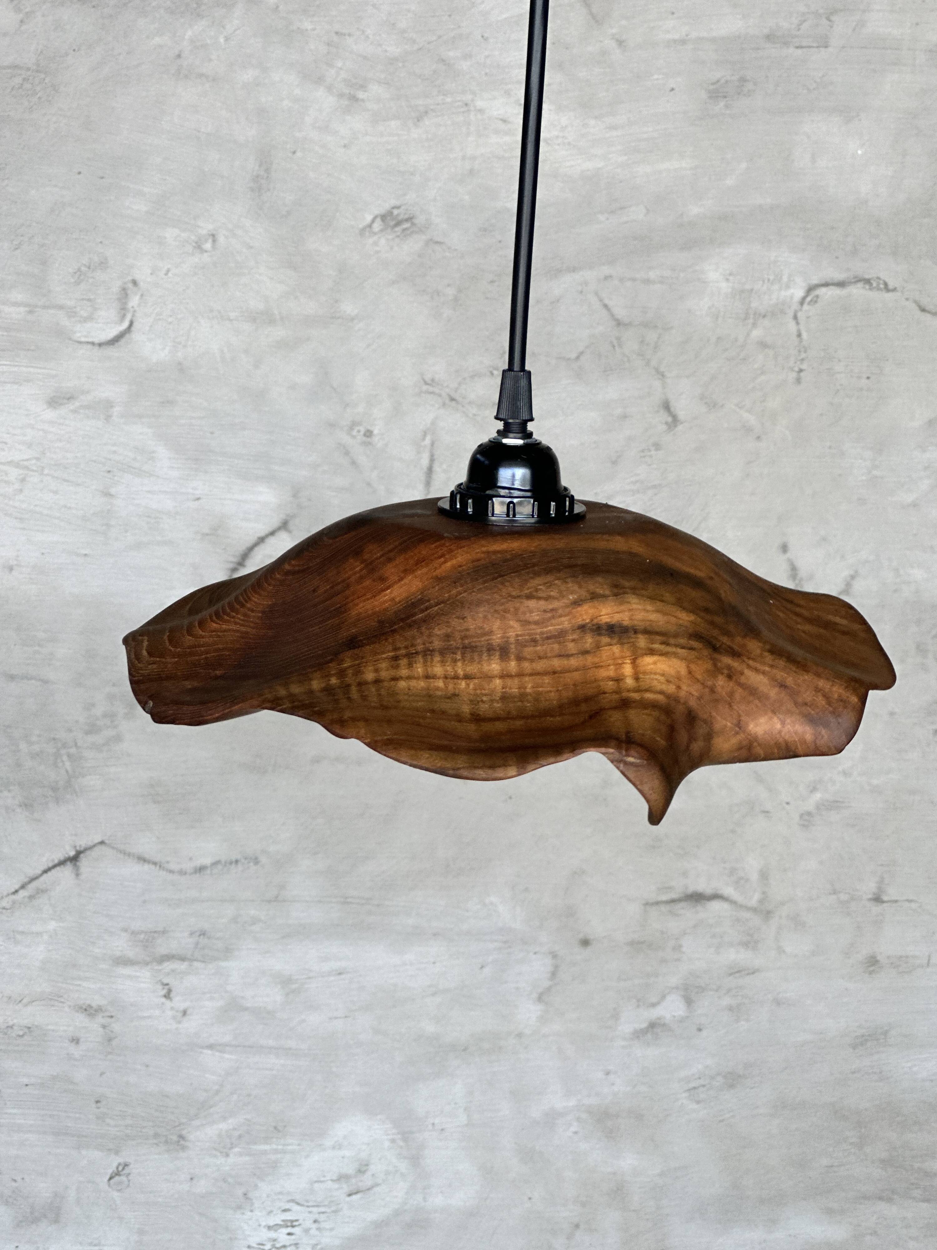 Small pendant light in corrugated teak leaf (Small D:30 H:20)